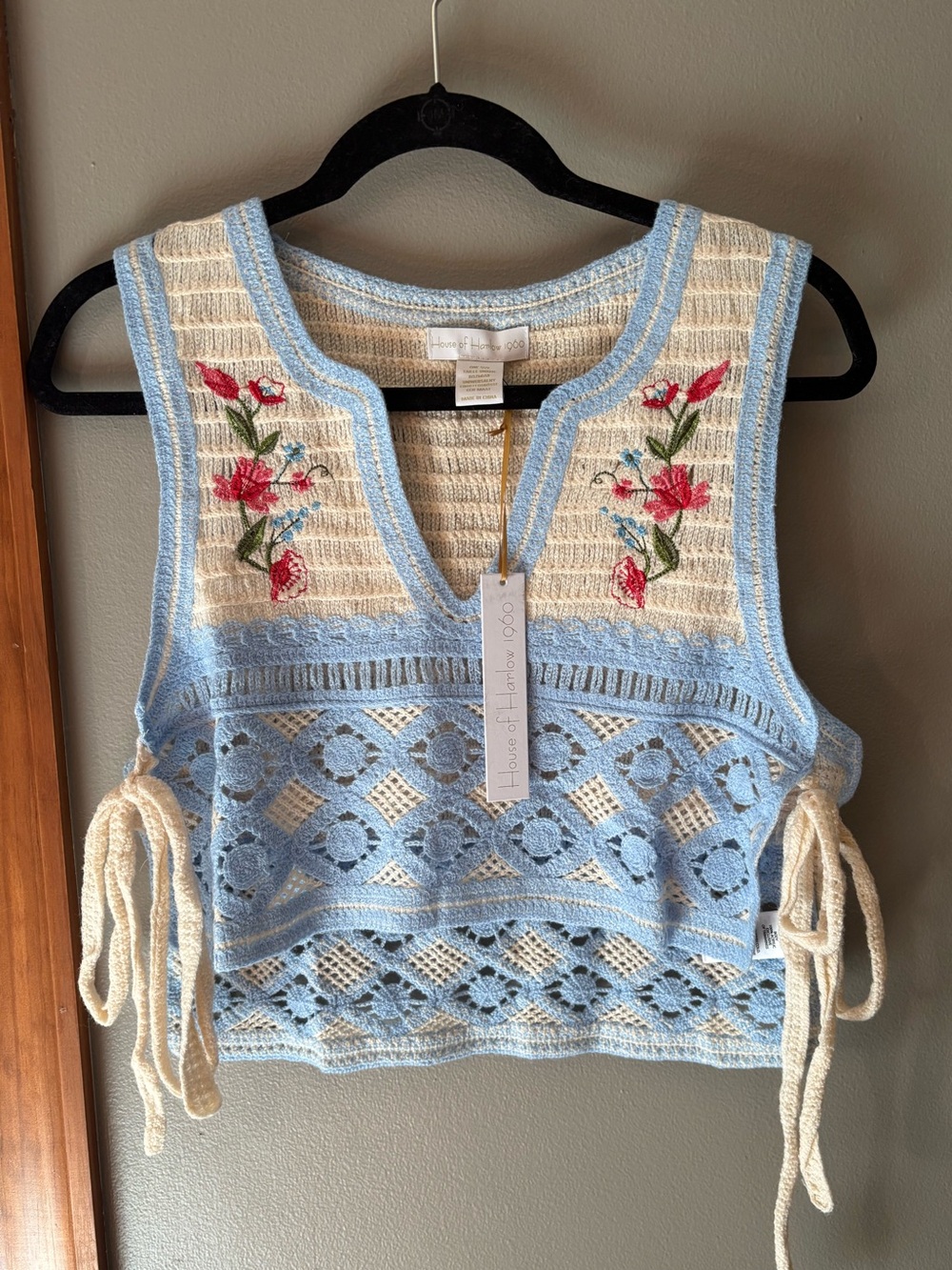 NWT House of Harlow 1960 Crochet Floral Tie-Side Vest gorgeous cream + baby blue
